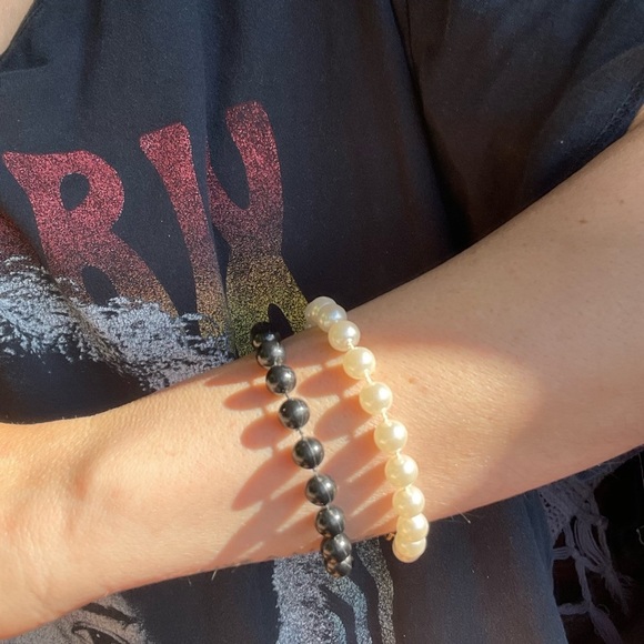 Set of 2 black and white faux pearl beaded y2k 90s retro bracelets - Picture 4 of 9